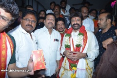 Akhanda-team-Vijayawda-kanaka-durga-temple-visit-Photos-14