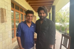 Allu-Arjun-visiting-the-family-members-of-the-late-Puneet-Rajkumar-4