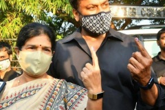 Celebs.-Voteing-GHMC-Elections-4