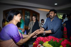 Chiranjeevi-pay-homage-to-Srikanths-father-Parameswararao-1