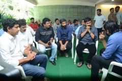 Chiranjeevi-pay-homage-to-Srikanths-father-Parameswararao-12