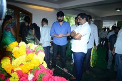 Chiranjeevi-pay-homage-to-Srikanths-father-Parameswararao-13