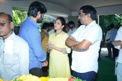 Chiranjeevi-pay-homage-to-Srikanths-father-Parameswararao-14