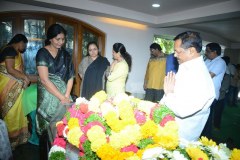 Chiranjeevi-pay-homage-to-Srikanths-father-Parameswararao-16