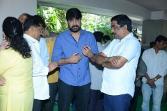 Chiranjeevi-pay-homage-to-Srikanths-father-Parameswararao-17