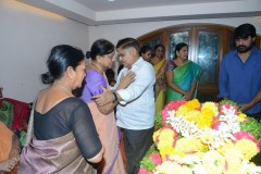 Chiranjeevi-pay-homage-to-Srikanths-father-Parameswararao-18