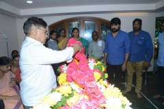 Chiranjeevi-pay-homage-to-Srikanths-father-Parameswararao-19