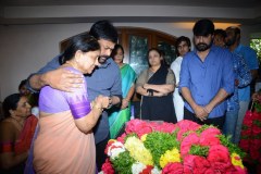 Chiranjeevi-pay-homage-to-Srikanths-father-Parameswararao-2