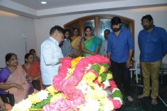 Chiranjeevi-pay-homage-to-Srikanths-father-Parameswararao-20