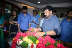 Chiranjeevi-pay-homage-to-Srikanths-father-Parameswararao-3