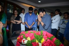 Chiranjeevi-pay-homage-to-Srikanths-father-Parameswararao-4