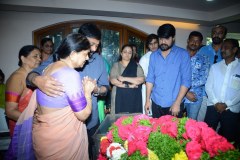 Chiranjeevi-pay-homage-to-Srikanths-father-Parameswararao-5