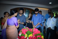 Chiranjeevi-pay-homage-to-Srikanths-father-Parameswararao-6