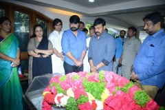 Chiranjeevi-pay-homage-to-Srikanths-father-Parameswararao-7