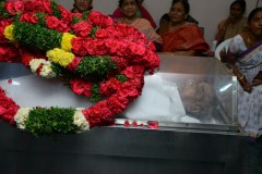 Chiranjeevi-pay-homage-to-Srikanths-father-Parameswararao-8