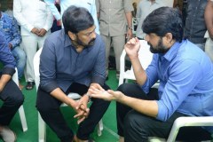 Chiranjeevi-pay-homage-to-Srikanths-father-Parameswararao-9