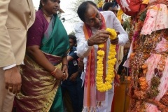 CM-KCR-went-to-Medaram-to-Visit-Sammakka-and-Saaralamma-14