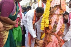 CM-KCR-went-to-Medaram-to-Visit-Sammakka-and-Saaralamma-15