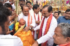 CM-KCR-went-to-Medaram-to-Visit-Sammakka-and-Saaralamma-3