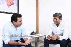 Cricketer-Kapil-Dev-Meets-IT-Minister-KTR-2