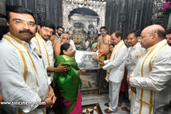 KCR-and-his-family-Kolhapur-on-Shri-Ambabai-Mahalakshmi-Amma-Tempul-10