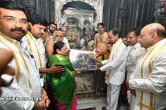 KCR-and-his-family-Kolhapur-on-Shri-Ambabai-Mahalakshmi-Amma-Tempul-11