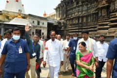 KCR-and-his-family-Kolhapur-on-Shri-Ambabai-Mahalakshmi-Amma-Tempul-23