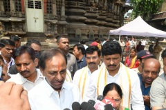 KCR-and-his-family-Kolhapur-on-Shri-Ambabai-Mahalakshmi-Amma-Tempul-24