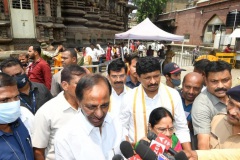 KCR-and-his-family-Kolhapur-on-Shri-Ambabai-Mahalakshmi-Amma-Tempul-25