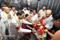 KCR-and-his-family-Kolhapur-on-Shri-Ambabai-Mahalakshmi-Amma-Tempul-5