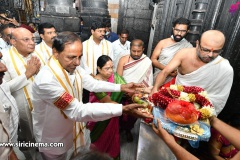 KCR-and-his-family-Kolhapur-on-Shri-Ambabai-Mahalakshmi-Amma-Tempul-6