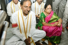 KCR-and-his-family-Kolhapur-on-Shri-Ambabai-Mahalakshmi-Amma-Tempul-8