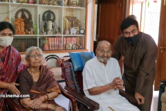 Mega-Star-Chiranjeevi-garu-met-Director-K-Viswanath-Photos-1