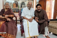 Mega-Star-Chiranjeevi-garu-met-Director-K-Viswanath-Photos-4