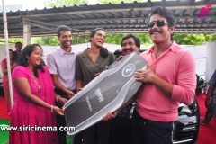 P.V.-Sindhu-presented-with-BMW-car-by-Akkineni-Nagarjuna-1