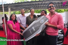 P.V.-Sindhu-presented-with-BMW-car-by-Akkineni-Nagarjuna-3