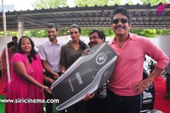 P.V.-Sindhu-presented-with-BMW-car-by-Akkineni-Nagarjuna-4