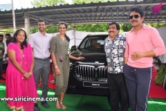 P.V.-Sindhu-presented-with-BMW-car-by-Akkineni-Nagarjuna-5