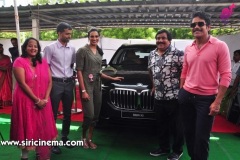 P.V.-Sindhu-presented-with-BMW-car-by-Akkineni-Nagarjuna-6