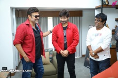 Right-movie-First-Look-and-Motion-Poster-Launched-by-Victory-Venkatesh-4