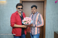 Right-movie-First-Look-and-Motion-Poster-Launched-by-Victory-Venkatesh-8