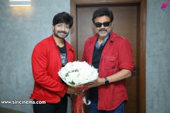 Right-movie-First-Look-and-Motion-Poster-Launched-by-Victory-Venkatesh-9