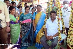 Talasani-Srinivas-Yadav-couple-and-their-family-members-visiting-Sammakka-Saralammala-1