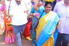 Talasani-Srinivas-Yadav-couple-and-their-family-members-visiting-Sammakka-Saralammala-10