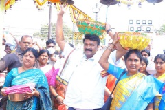 Talasani-Srinivas-Yadav-couple-and-their-family-members-visiting-Sammakka-Saralammala-11