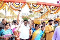 Talasani-Srinivas-Yadav-couple-and-their-family-members-visiting-Sammakka-Saralammala-3