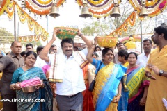 Talasani-Srinivas-Yadav-couple-and-their-family-members-visiting-Sammakka-Saralammala-4