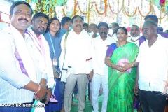 Talasani-Srinivas-Yadav-couple-and-their-family-members-visiting-Sammakka-Saralammala-6