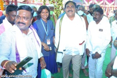 Talasani-Srinivas-Yadav-couple-and-their-family-members-visiting-Sammakka-Saralammala-7