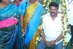 Talasani-Srinivas-Yadav-couple-and-their-family-members-visiting-Sammakka-Saralammala-9